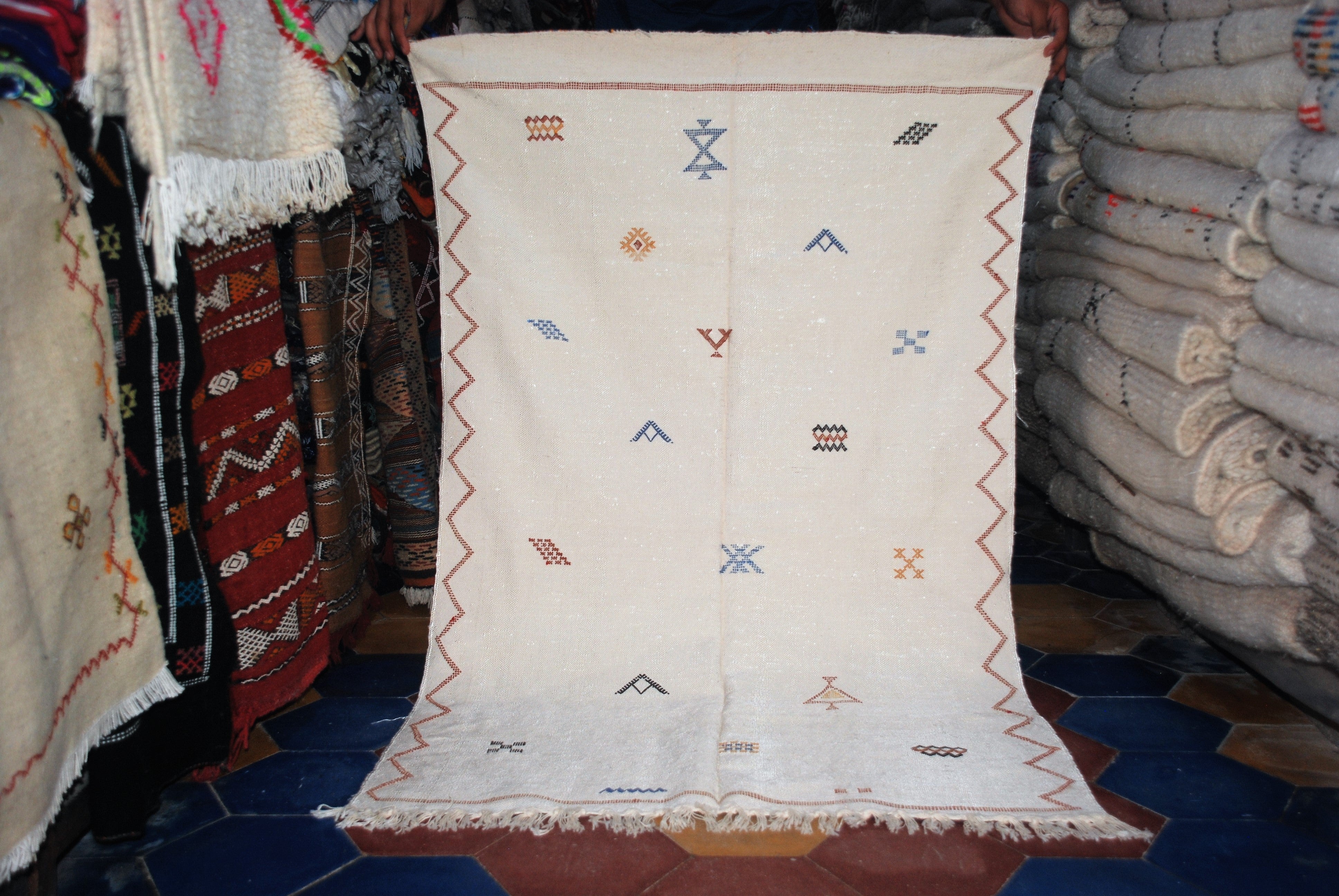Morocco rug Faded White sabra Rug Vintage sabra Rug Berber Moroccan handmade boho style 148 X 84 Cm (58 X 33 inches)