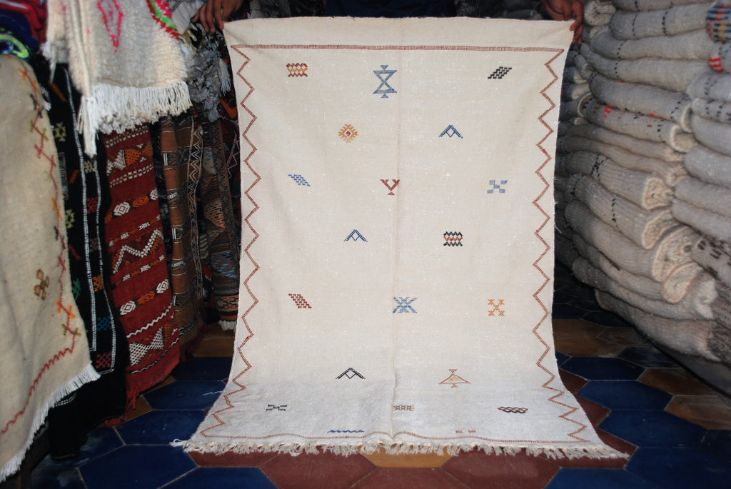 Morocco rug Faded White sabra Rug Vintage sabra Rug Berber Moroccan handmade boho style 148 X 84 Cm (58 X 33 inches)